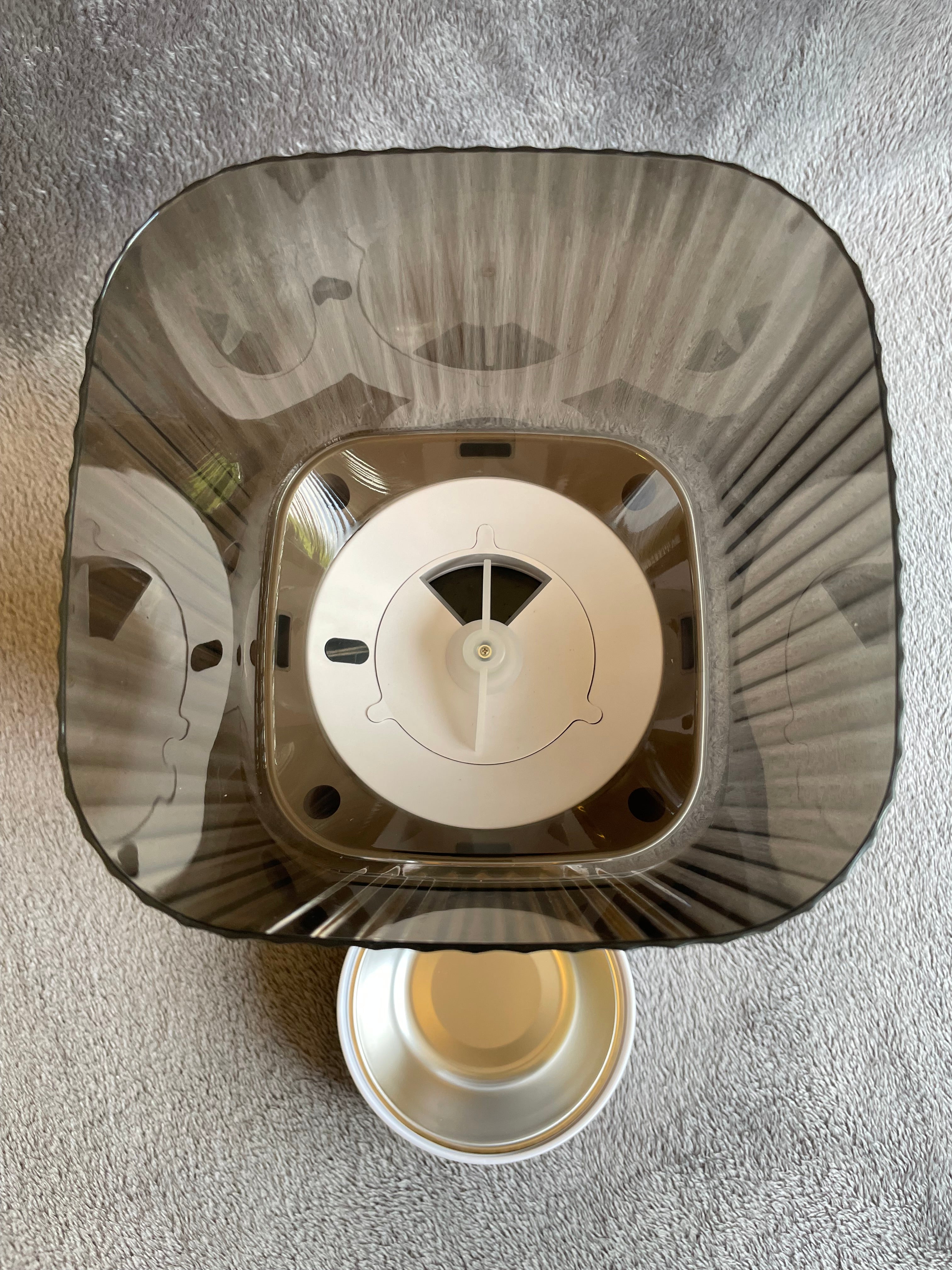 Futterautomat Katzen - Detailansicht mit 5 Liter Behälter
